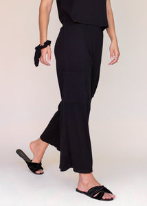 woman wearing wide leg pant with side pockets in black